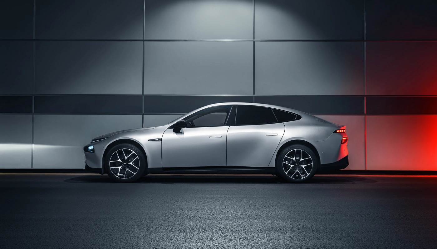 Xpeng P7 - Contexto Aparcado Exterior Lateral Izquierda