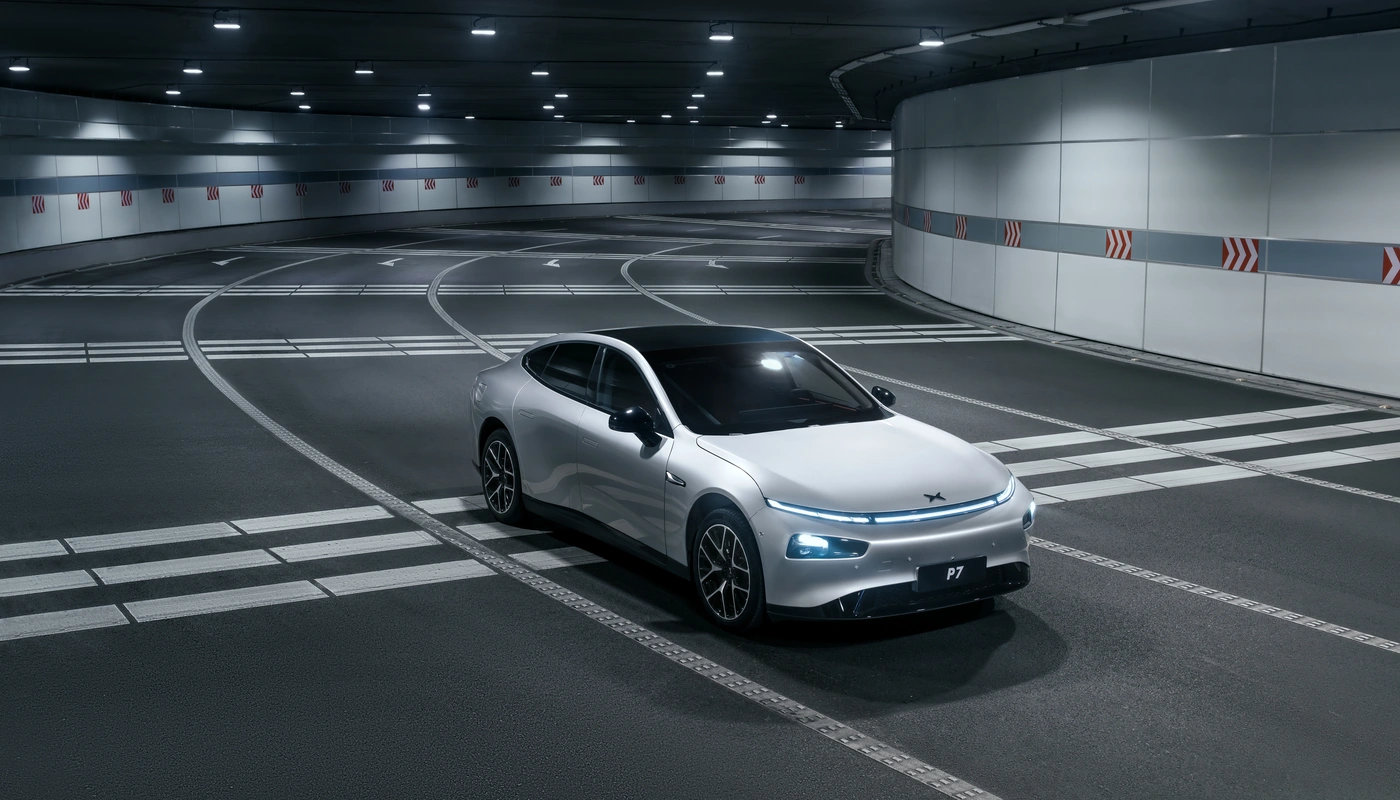 Xpeng P7 - Contexto Entorno Real Contexto Conduciendo Exterior Frontal Derecha