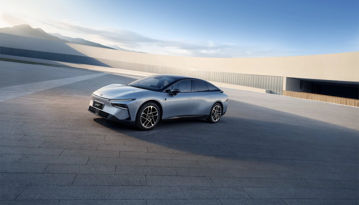 Xpeng P7 - Contexto Estudio Contexto Aparcado Exterior Lateral Izquierda