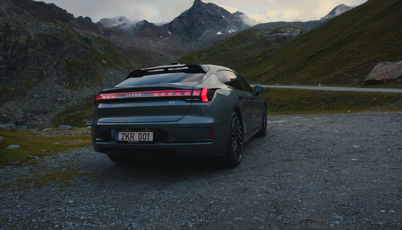 Zeekr 001 - Contexto Entorno Real Contexto Aparcado Exterior Trasera