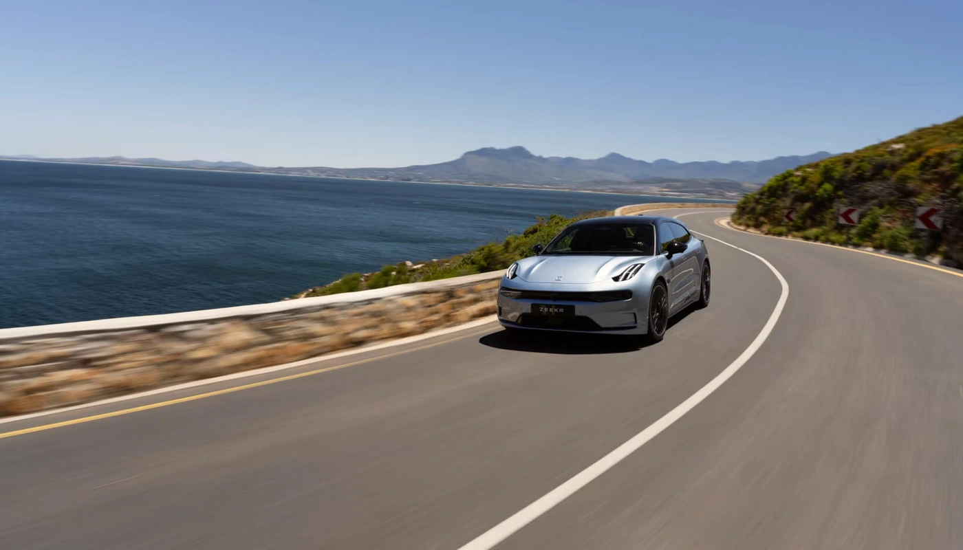 Zeekr 001 - Contexto Entorno Real Contexto Conduciendo Exterior Frontal