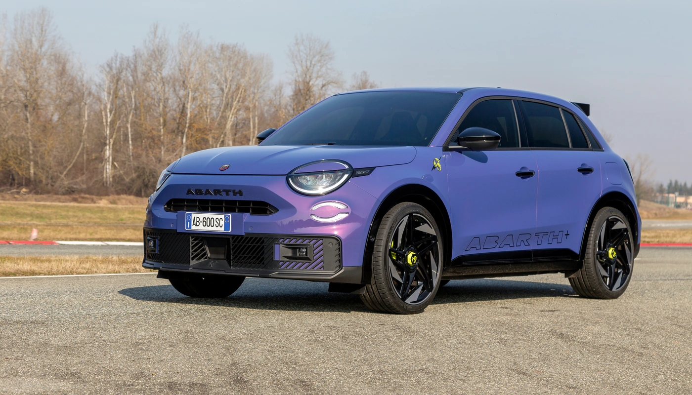 Abarth 600e Scorpionissima - Contexto Aparcado Exterior Frontal Derecha