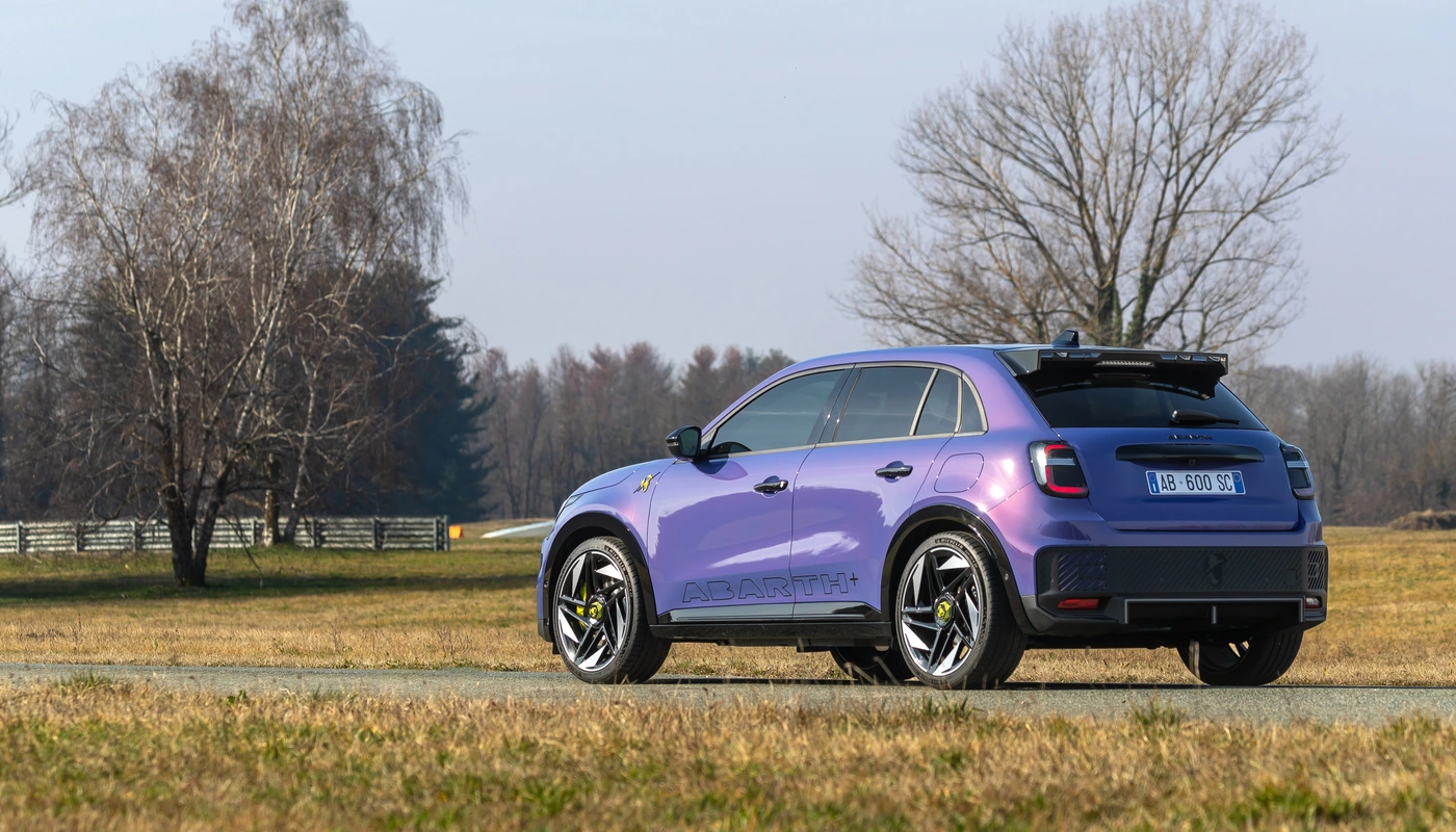 Abarth 600e Scorpionissima - Contexto Aparcado Exterior Lateral Izquierda