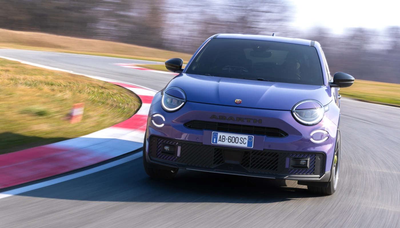 Abarth 600e Scorpionissima - Contexto Conduciendo Exterior Frontal