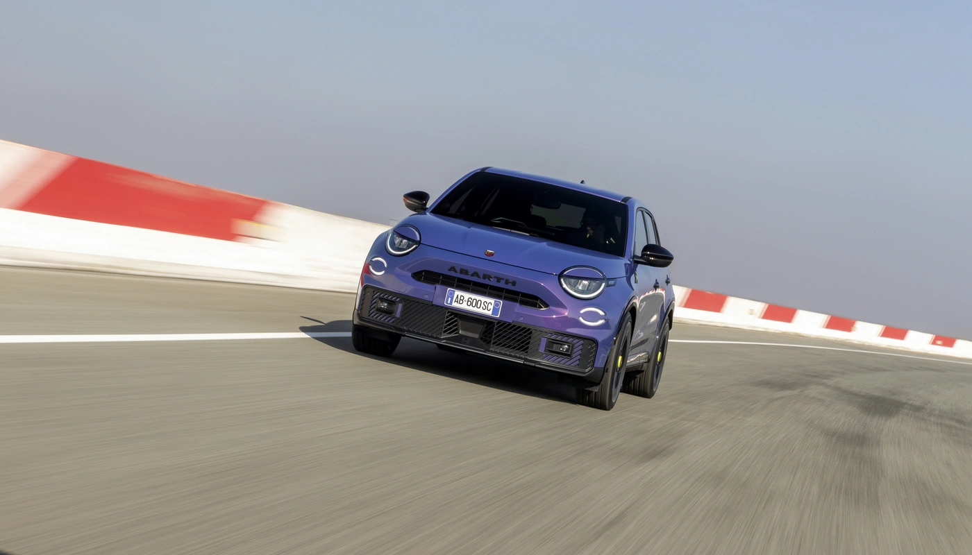 Abarth 600e Scorpionissima - Contexto Conduciendo Exterior Frontal