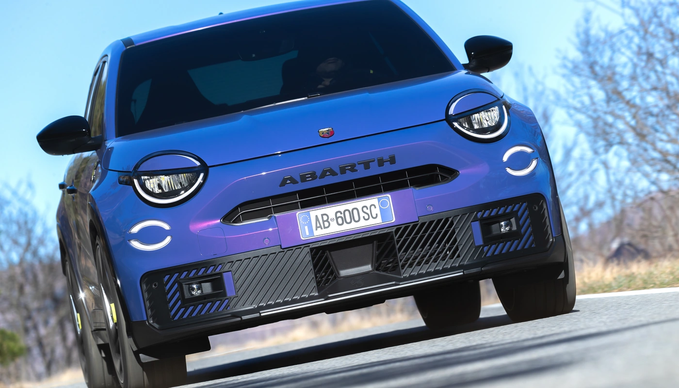 Abarth 600e Scorpionissima - Contexto Conduciendo Exterior Frontal
