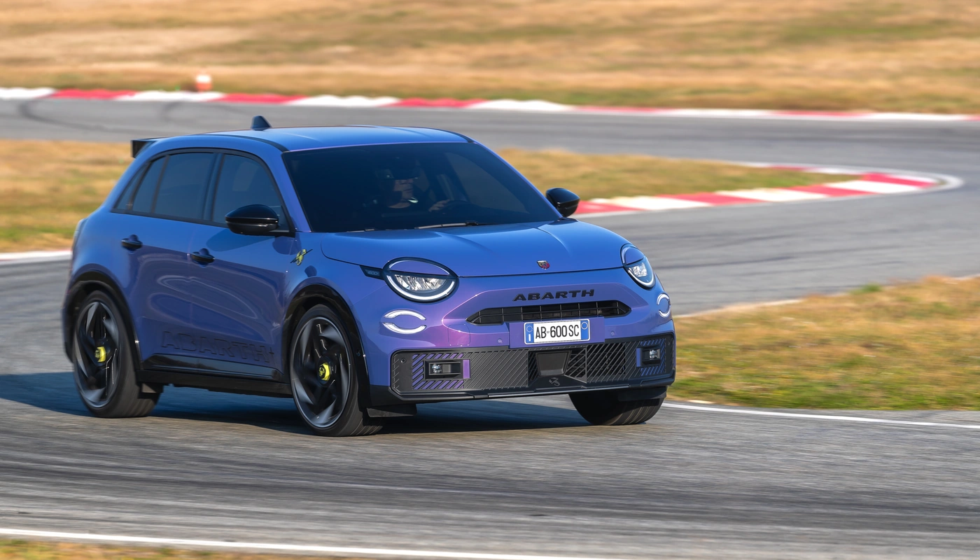 Abarth 600e Scorpionissima - Contexto Conduciendo Exterior Frontal Derecha