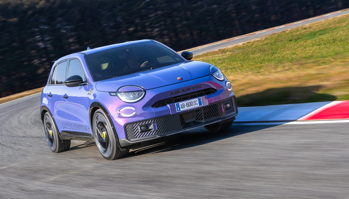 Abarth 600e Scorpionissima - Contexto Conduciendo Exterior Frontal Derecha