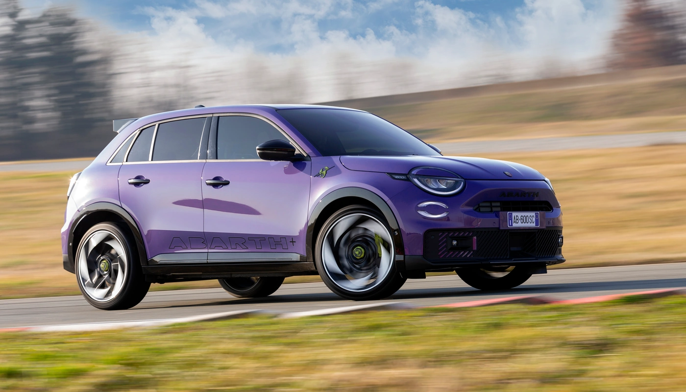 Abarth 600e Scorpionissima - Contexto Conduciendo Exterior Lateral Derecha