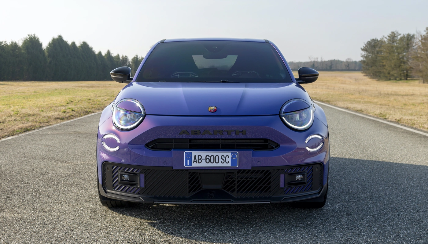 Abarth 600e Scorpionissima - Contexto Entorno Real Contexto Aparcado Exterior Frontal