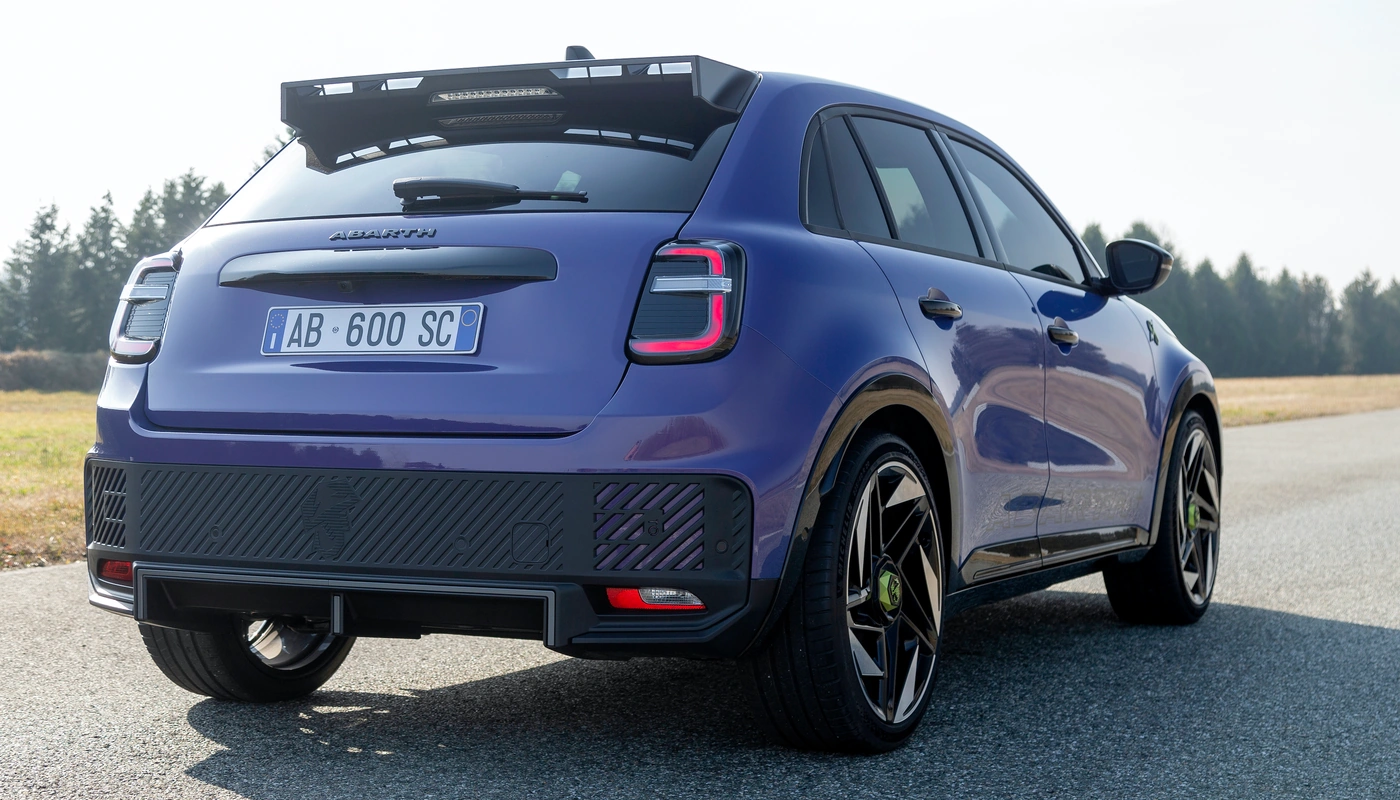 Abarth 600e Scorpionissima - Contexto Entorno Real Contexto Aparcado Exterior Trasera Izquierda