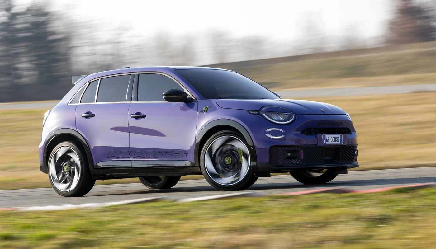 Abarth 600e Scorpionissima - Contexto Entorno Real Contexto Conduciendo Exterior Lateral Derecha