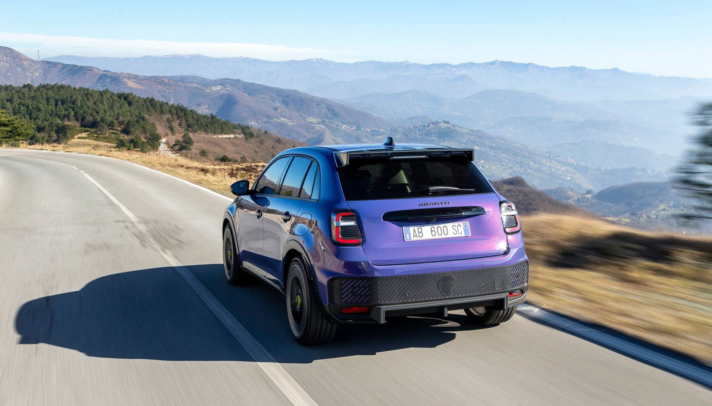 Abarth 600e Scorpionissima - Contexto Entorno Real Contexto Conduciendo Exterior Trasera Izquierda