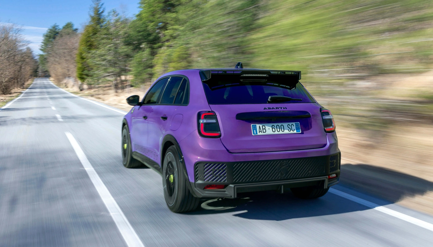 Abarth 600e Scorpionissima - Contexto Entorno Real Contexto Conduciendo Exterior Trasera Izquierda