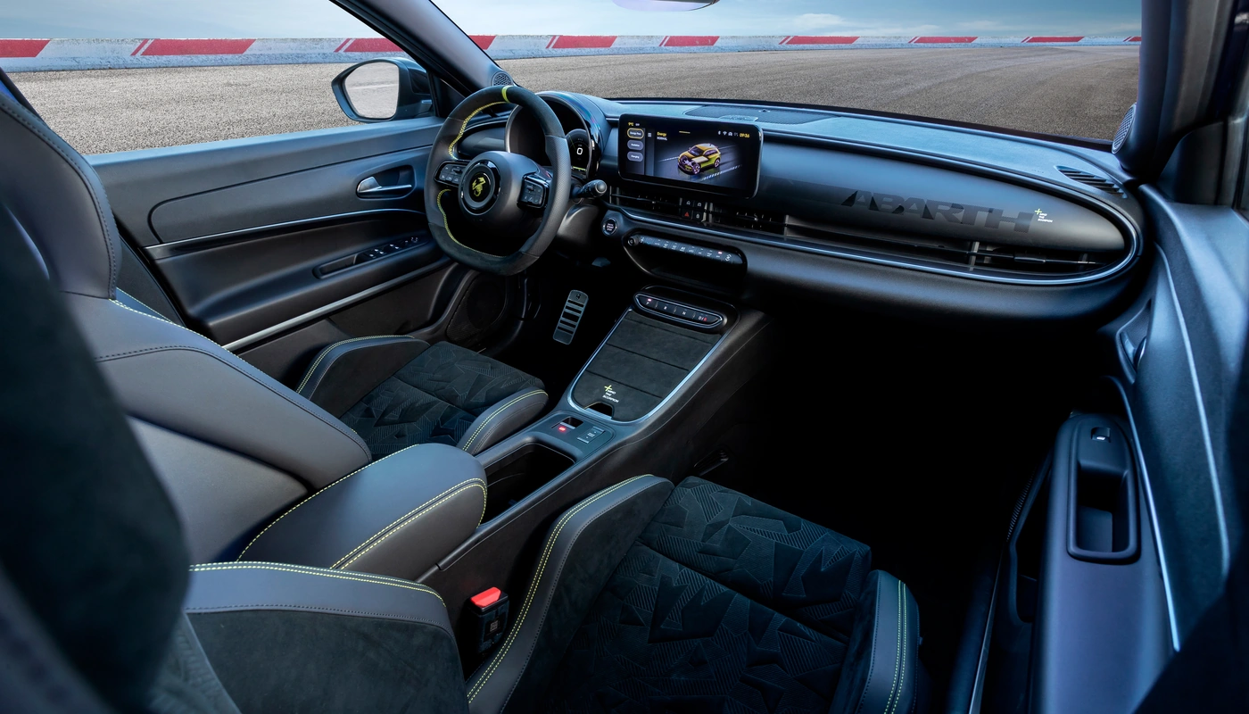 Abarth 600e Scorpionissima - Interior Salpicadero Interior Asientos Delanteros Interior Pantalla Central Interior Volante