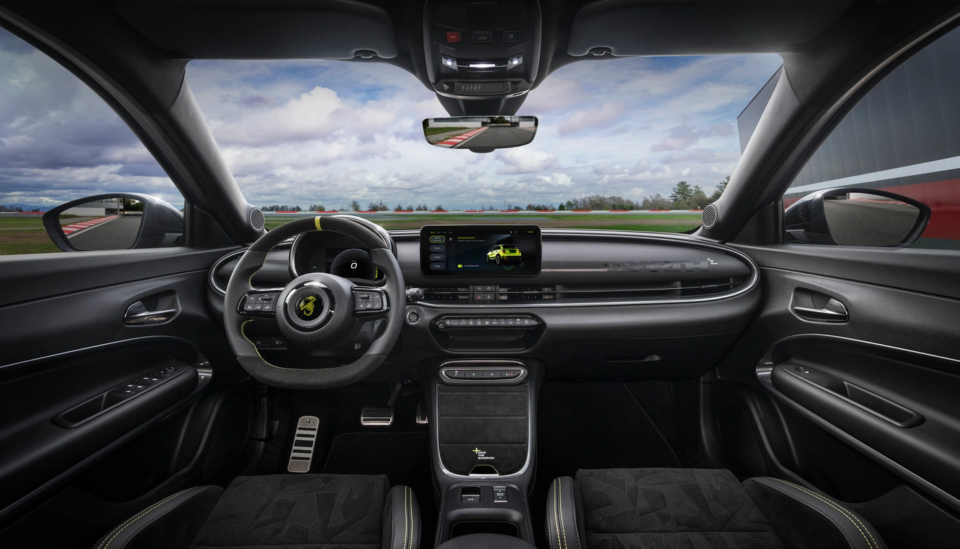 Abarth 600e Scorpionissima - Interior Salpicadero Interior Asientos Delanteros Interior Pantalla Central Interior Volante