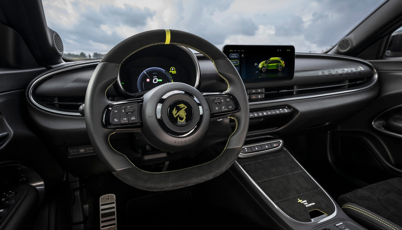 Abarth 600e Scorpionissima - Interior Salpicadero Interior Pantalla Central Interior Volante