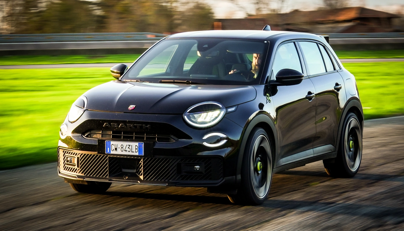 Abarth 600e Turismo - Contexto Conduciendo Exterior Frontal Izquierda