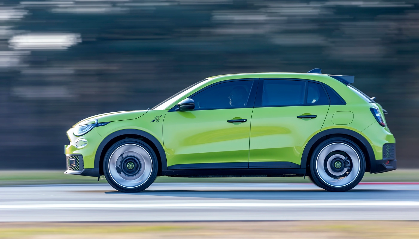 Abarth 600e Turismo - Contexto Entorno Real Contexto Conduciendo Exterior Lateral Izquierda