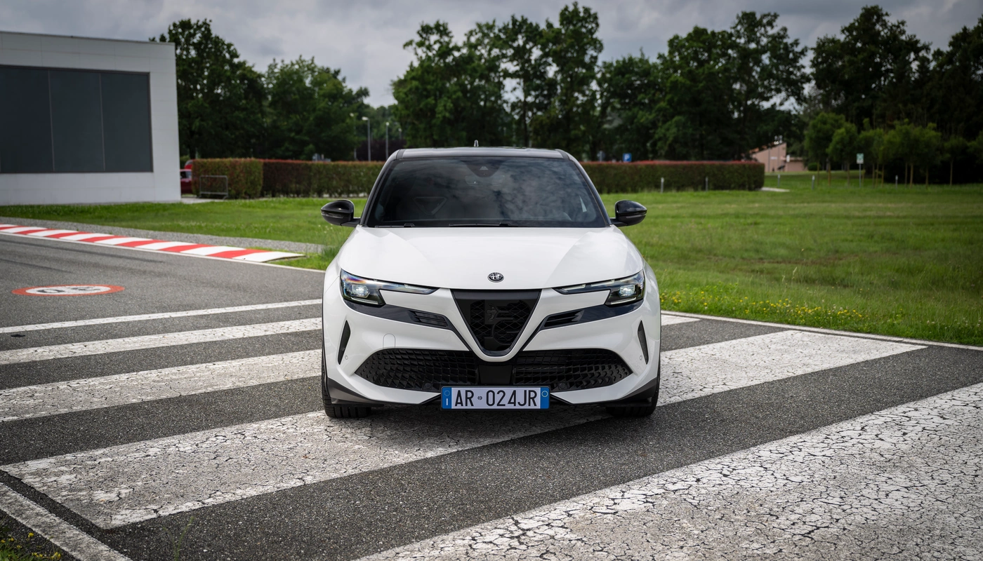 Alfa Romeo Junior Elettrica Elettrica - Contexto Entorno Real Contexto Aparcado Exterior Frontal