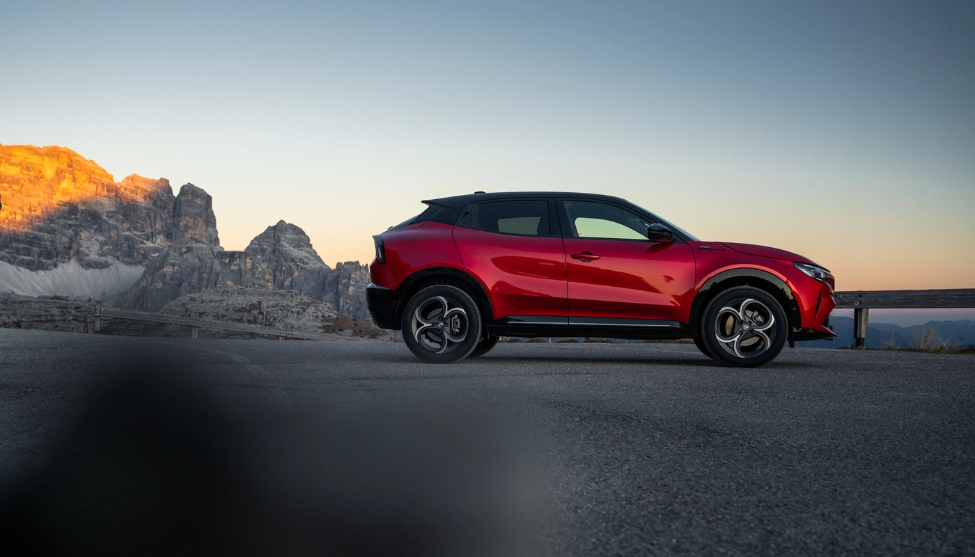 Alfa Romeo Junior Elettrica Sport Speciale - Contexto Entorno Real Contexto Aparcado Exterior Lateral Derecha