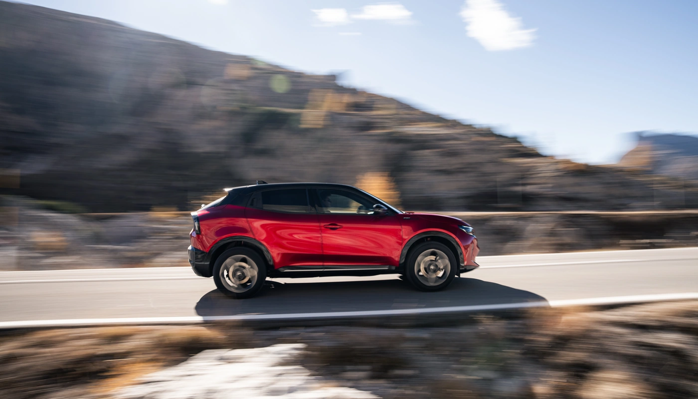 Alfa Romeo Junior Elettrica Sport Speciale - Contexto Entorno Real Contexto Conduciendo Exterior Lateral Derecha