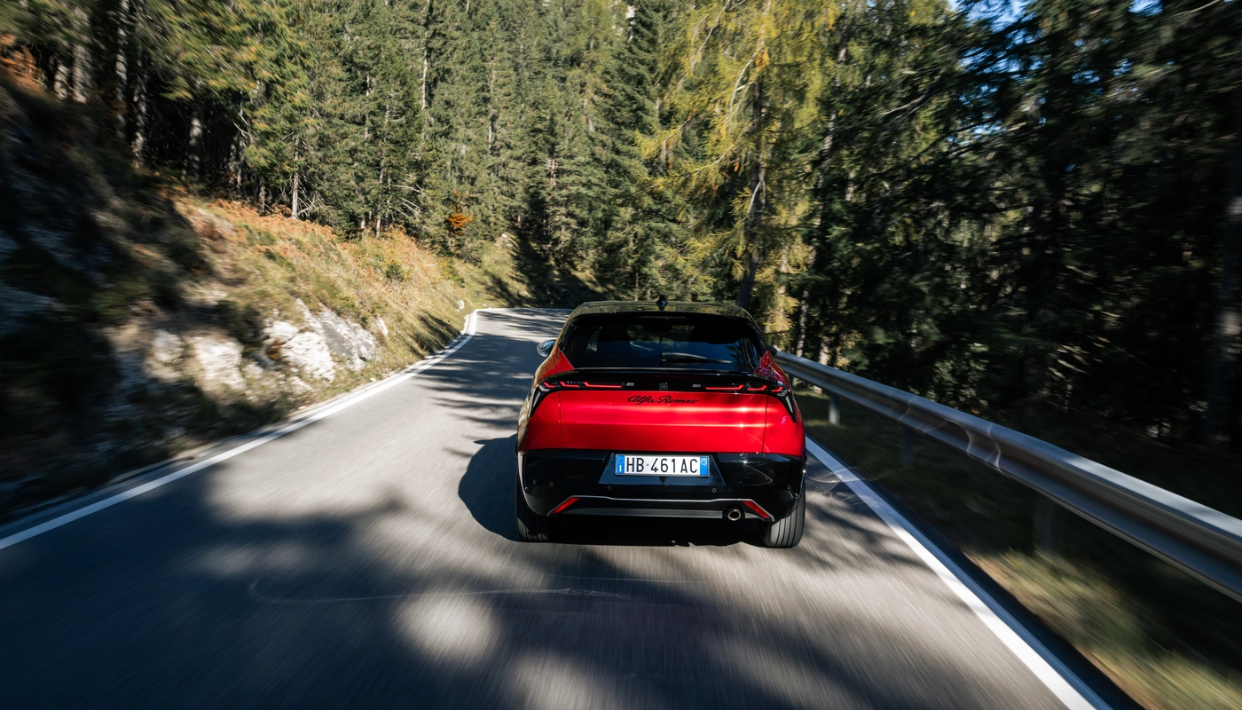 Alfa Romeo Junior Elettrica Sport Speciale - Contexto Entorno Real Contexto Conduciendo Exterior Trasera