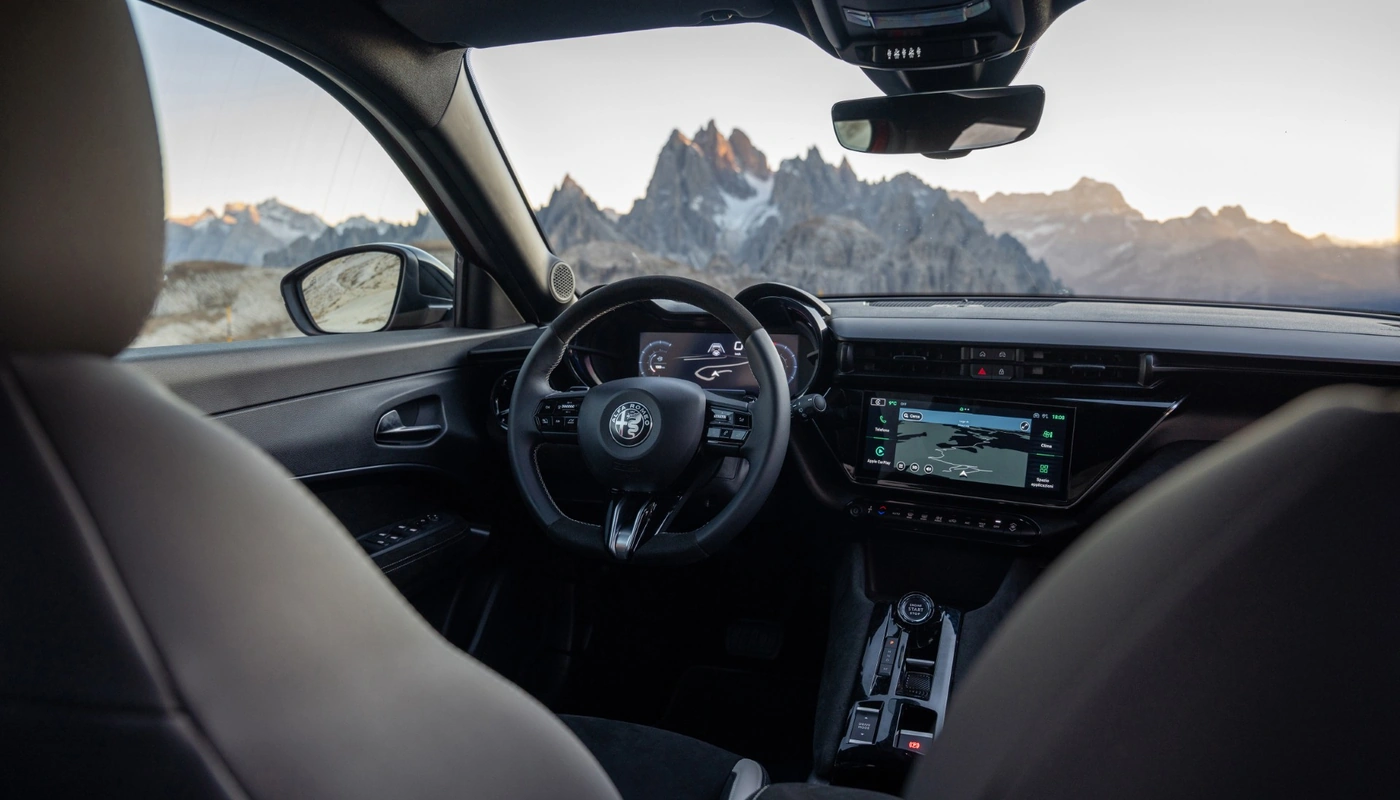 Alfa Romeo Junior Elettrica Sport Speciale - Interior Salpicadero Interior Pantalla Central Interior Volante