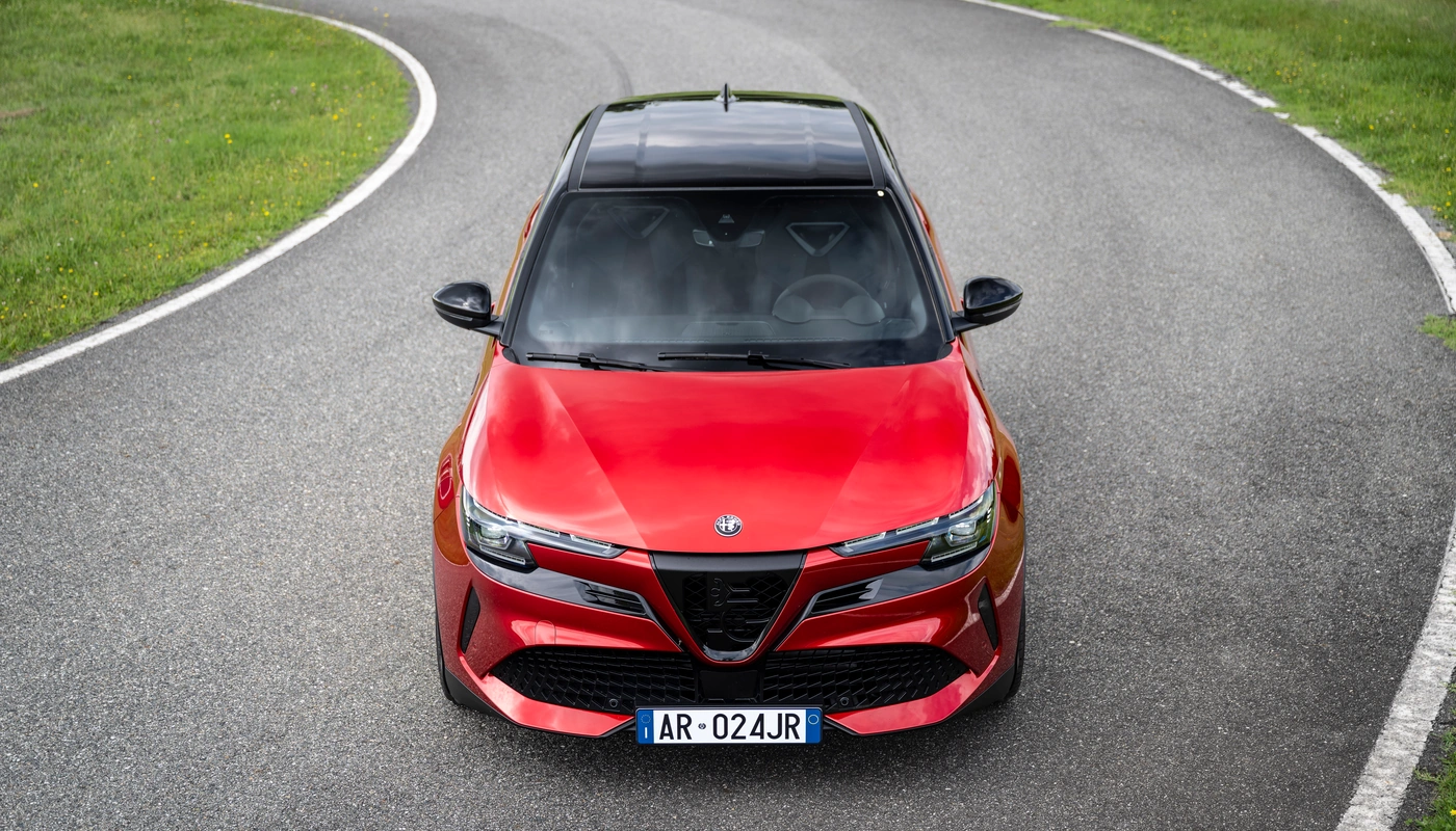 Alfa Romeo Junior Elettrica Ti - Contexto Entorno Real Contexto Aparcado Exterior Frontal Exterior Superior