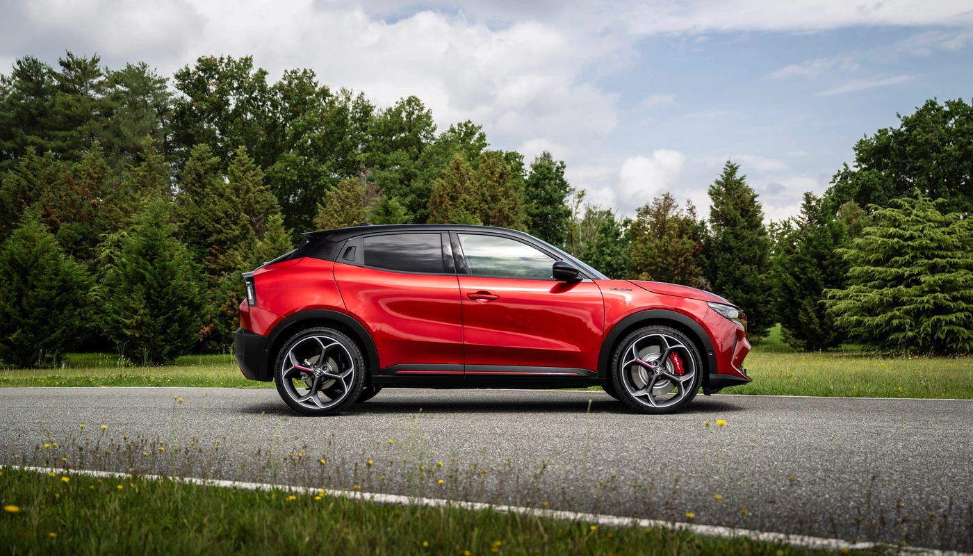 Alfa Romeo Junior Elettrica Veloce - Contexto Entorno Real Contexto Aparcado Exterior Lateral Derecha