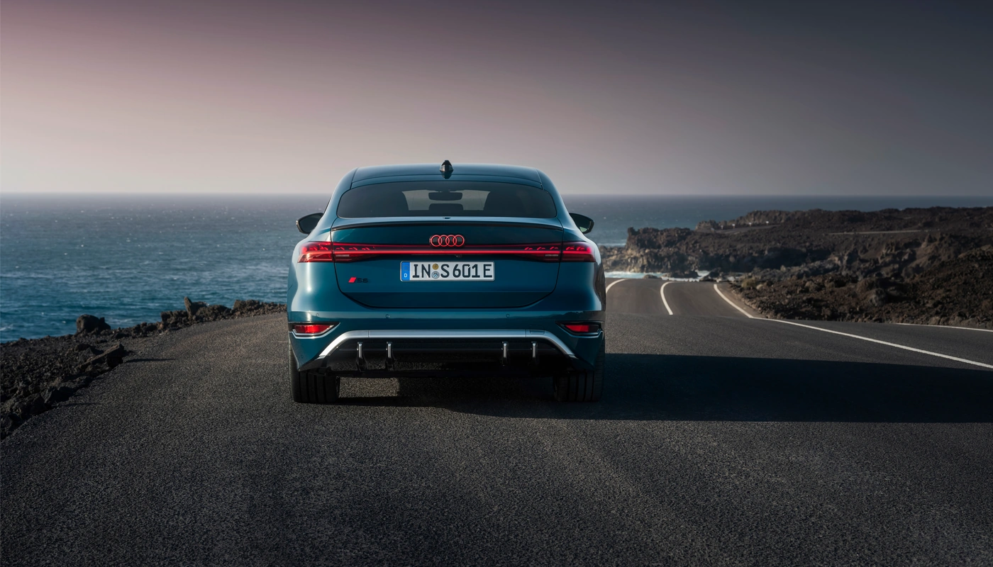 Audi A6 Sportback E Tron S6 - Contexto Entorno Real Contexto Aparcado Exterior Trasera