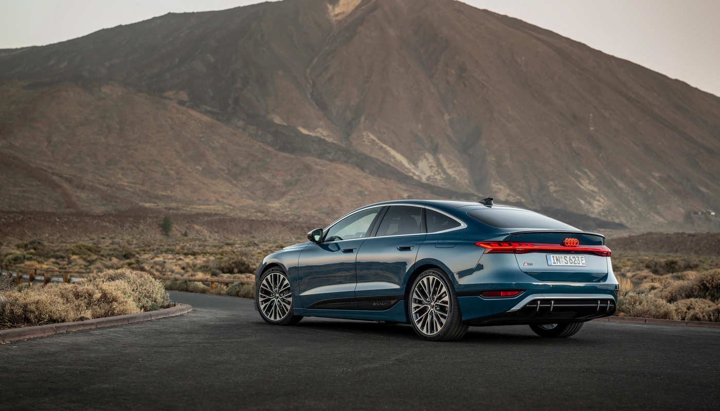 Audi A6 Sportback E Tron S6 - Contexto Entorno Real Contexto Aparcado Exterior Trasera Derecha Exterior Lateral Izquierda