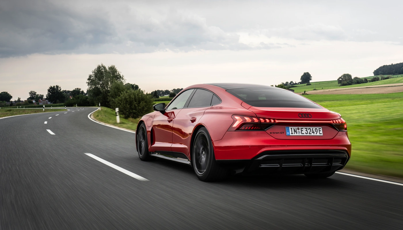 Audi E Tron Gt Quattro - Contexto Entorno Real Contexto Conduciendo Exterior Trasera Derecha