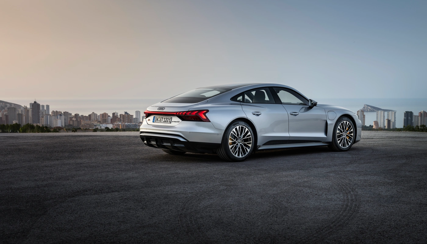 Audi E Tron Gt S - Contexto Entorno Real Contexto Aparcado Exterior Trasera Izquierda Exterior Lateral Derecha