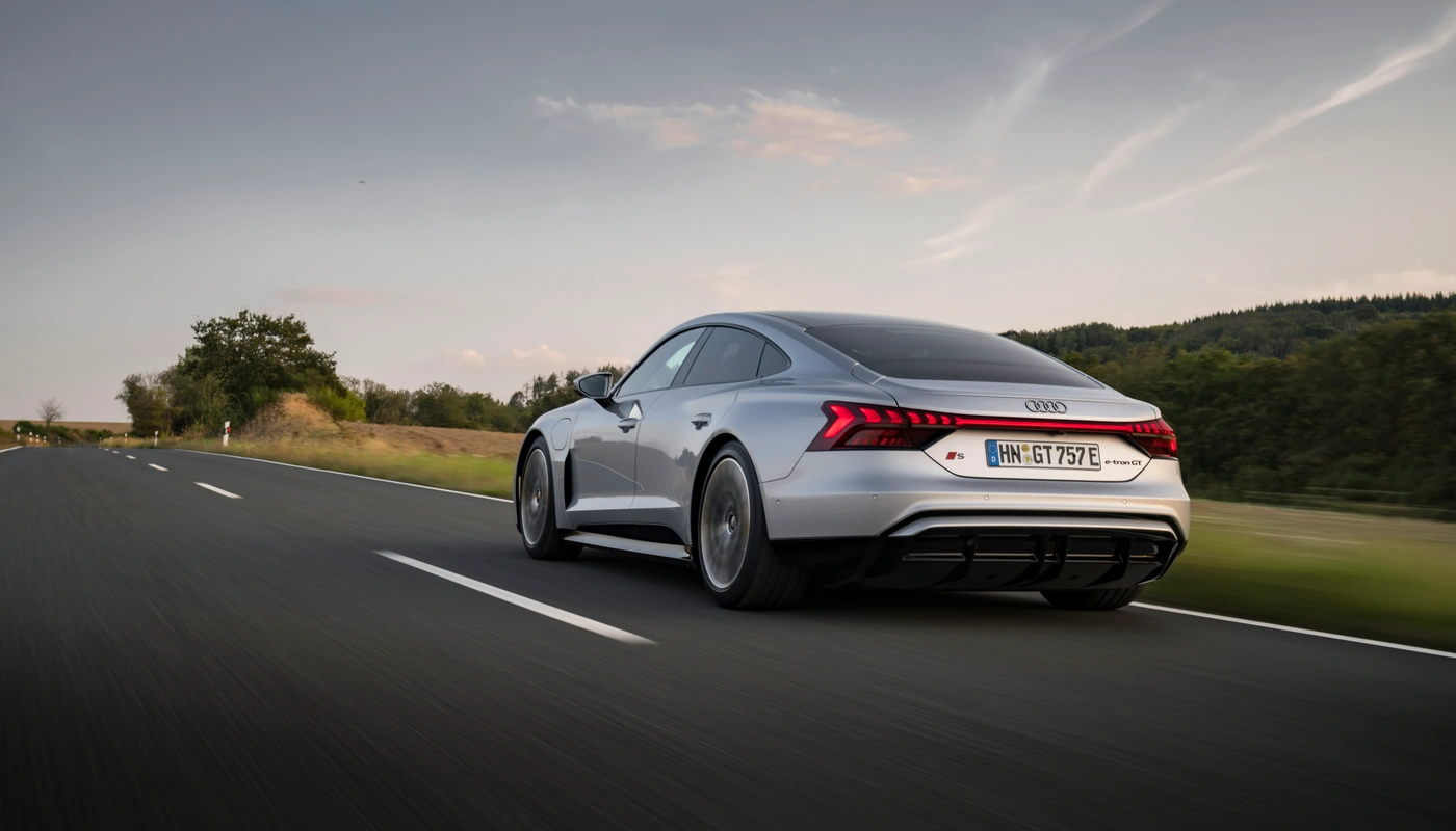 Audi E Tron Gt S - Contexto Entorno Real Contexto Conduciendo Exterior Trasera Derecha