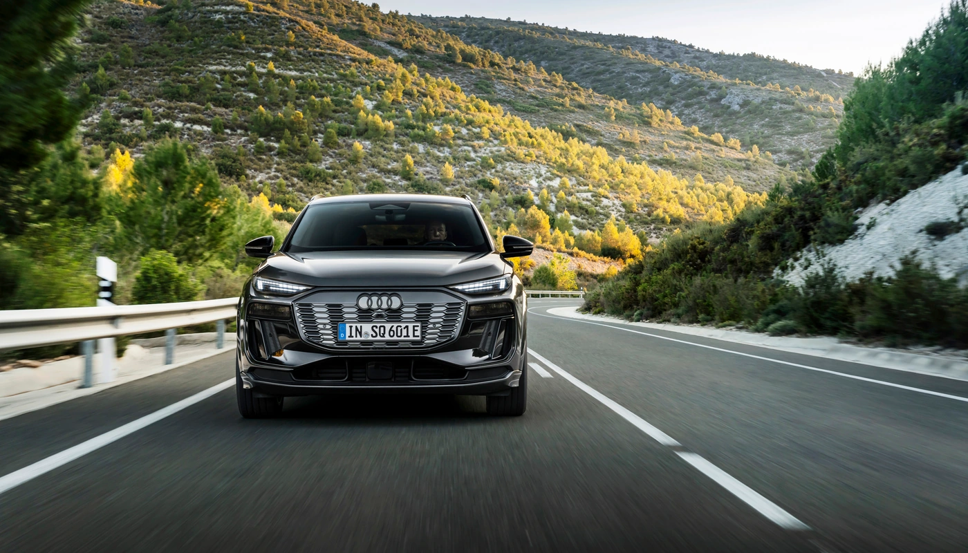 Audi Q6 E Tron Sq6 - Contexto Entorno Real Contexto Conduciendo Exterior Frontal