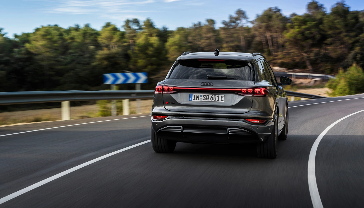 Audi Q6 E Tron Sq6 - Contexto Entorno Real Contexto Conduciendo Exterior Trasera