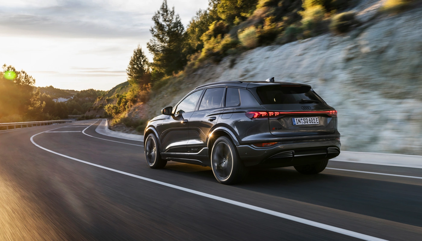 Audi Q6 E Tron Sq6 - Contexto Entorno Real Contexto Conduciendo Exterior Trasera Derecha