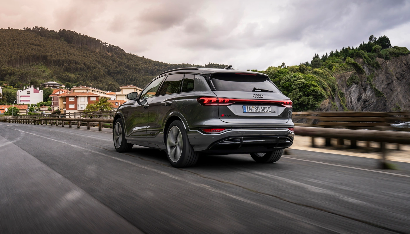 Audi Q6 E Tron Sq6 - Contexto Entorno Real Contexto Conduciendo Exterior Trasera Derecha