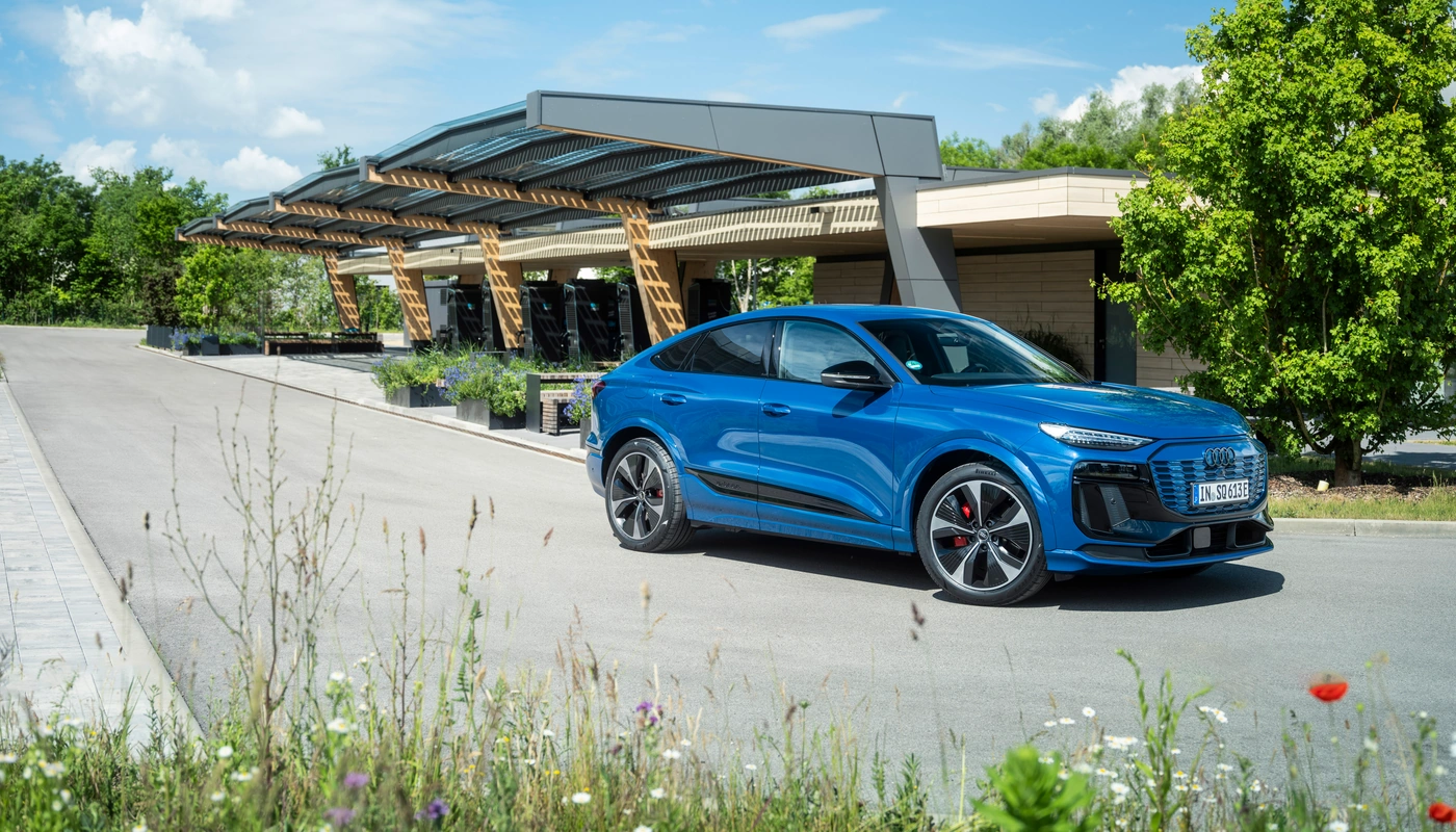 Audi Q6 Sportback E Tron Sq6 - Contexto Entorno Real Contexto Aparcado Exterior Lateral Derecha