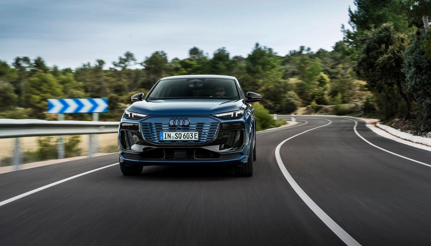 Audi Q6 Sportback E Tron Sq6 - Contexto Entorno Real Contexto Conduciendo Exterior Frontal