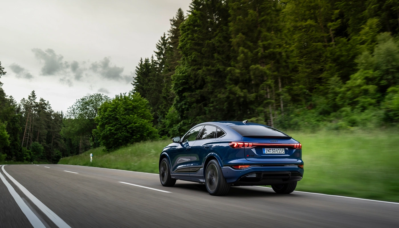 Audi Q6 Sportback E Tron Sq6 - Contexto Entorno Real Contexto Conduciendo Exterior Trasera Derecha