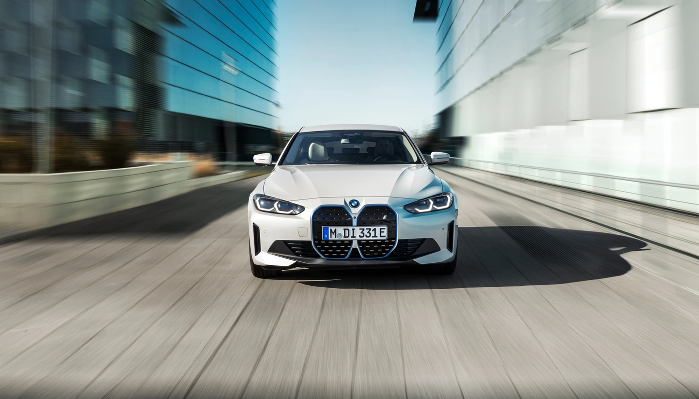 Bmw I4 Edrive35 - Contexto Entorno Real Contexto Conduciendo Exterior Frontal