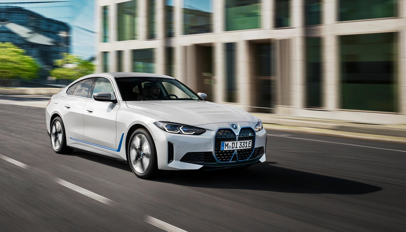 Bmw I4 Edrive35 - Contexto Entorno Real Contexto Conduciendo Exterior Frontal Derecha