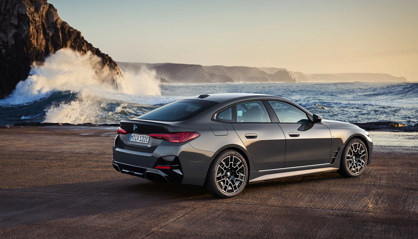 Bmw I4 Edrive40 - Contexto Entorno Real Contexto Aparcado Exterior Trasera Izquierda Exterior Lateral Derecha