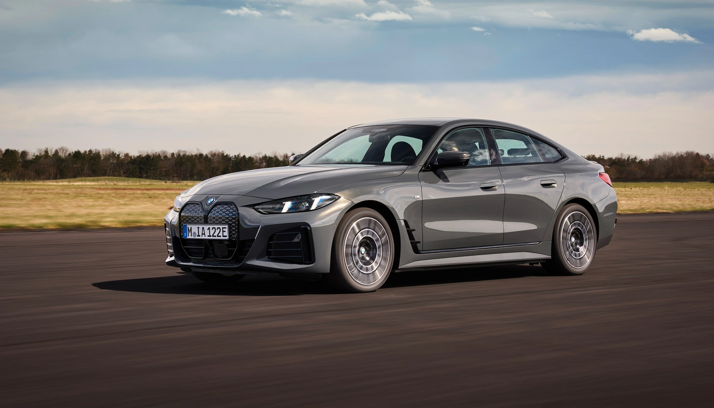 Bmw I4 Edrive40 - Contexto Entorno Real Contexto Conduciendo Exterior Lateral Izquierda