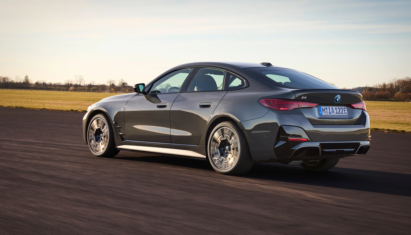 Bmw I4 Edrive40 - Contexto Entorno Real Contexto Conduciendo Exterior Trasera Derecha Exterior Lateral Izquierda