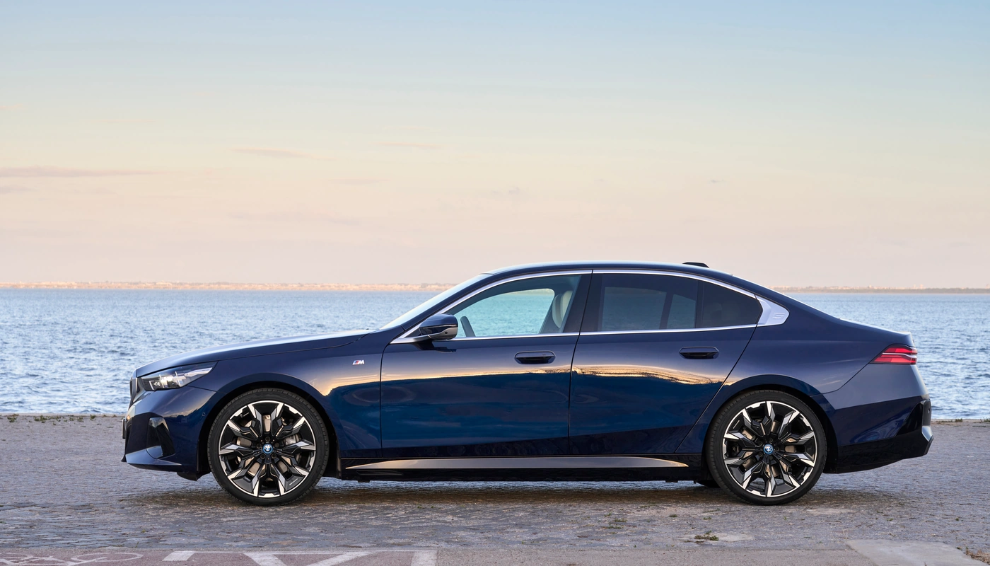 Bmw I5 Berlina Edrive40 - Contexto Entorno Real Contexto Aparcado Exterior Lateral Izquierda