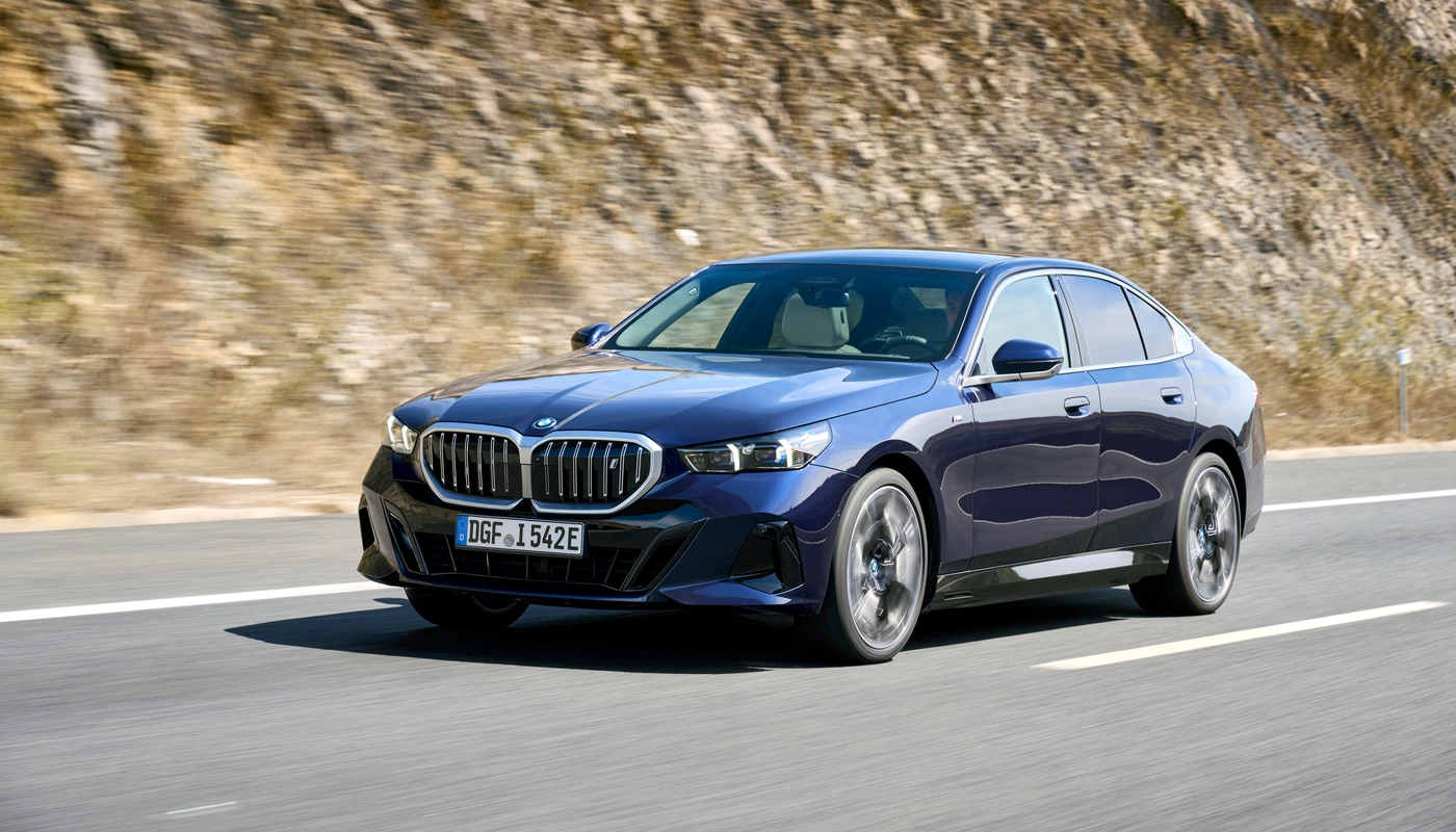 Bmw I5 Berlina Edrive40 - Contexto Entorno Real Contexto Conduciendo Exterior Frontal Izquierda