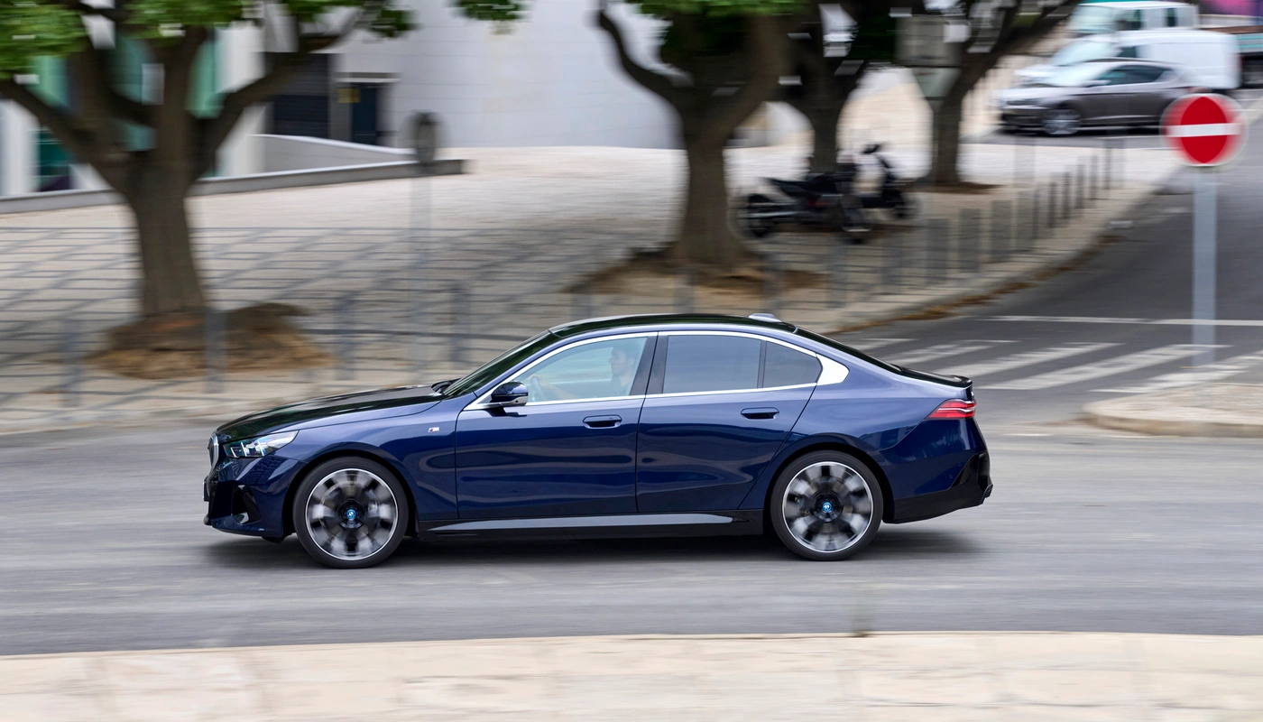 Bmw I5 Berlina Edrive40 - Contexto Entorno Real Contexto Conduciendo Exterior Lateral Izquierda